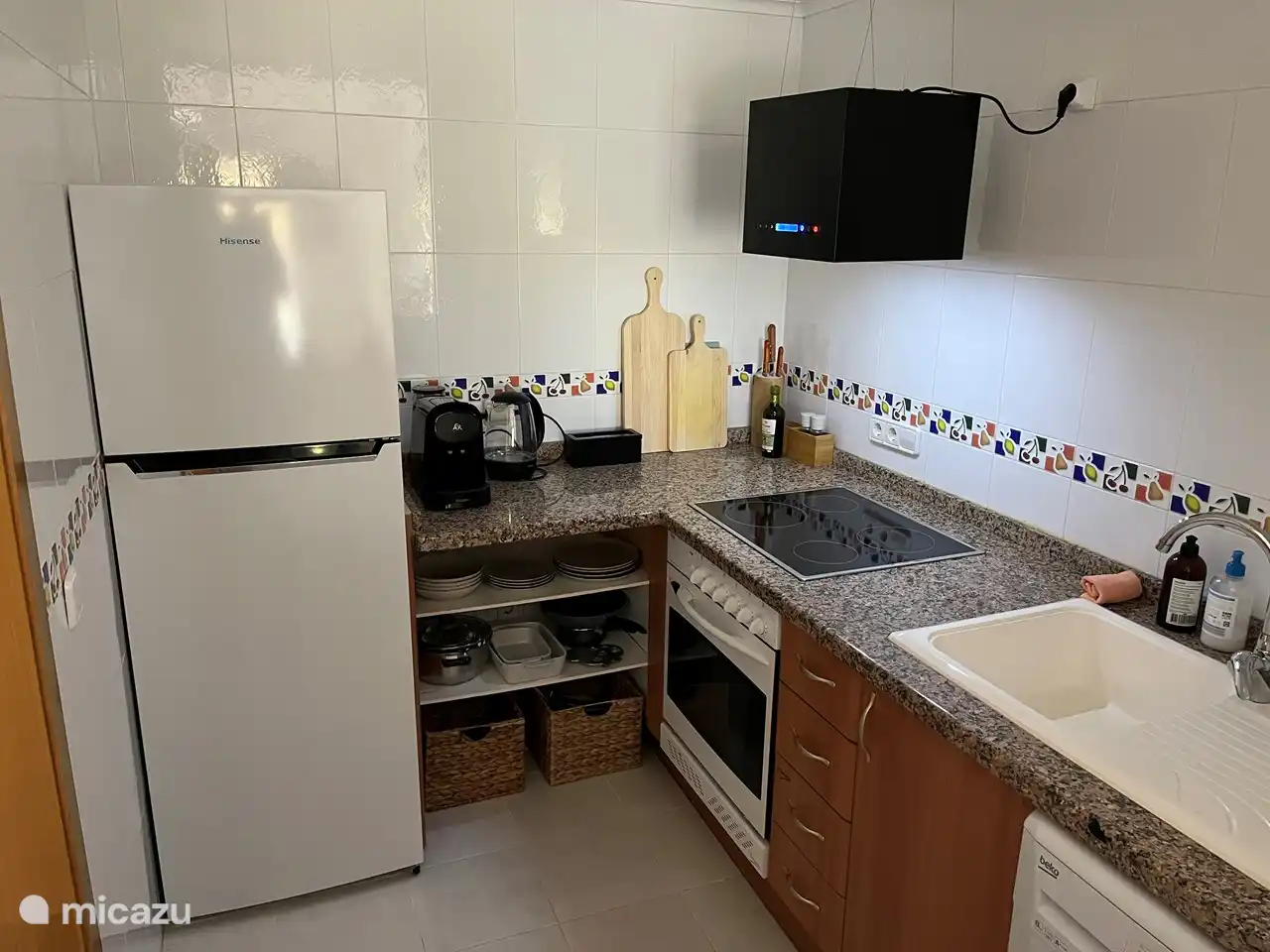 cuisine équipée avec beaucoup de commodité