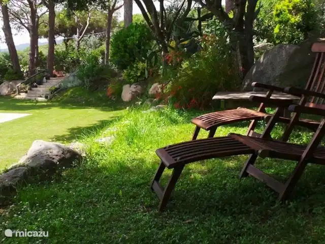 Gîte sur domaine Côte de Barcelone | Espagne, Barcelone, Sant Andreu de Llavaneres  - finca Plate-forme avec chaises sur une des dalles à côté de la piscine