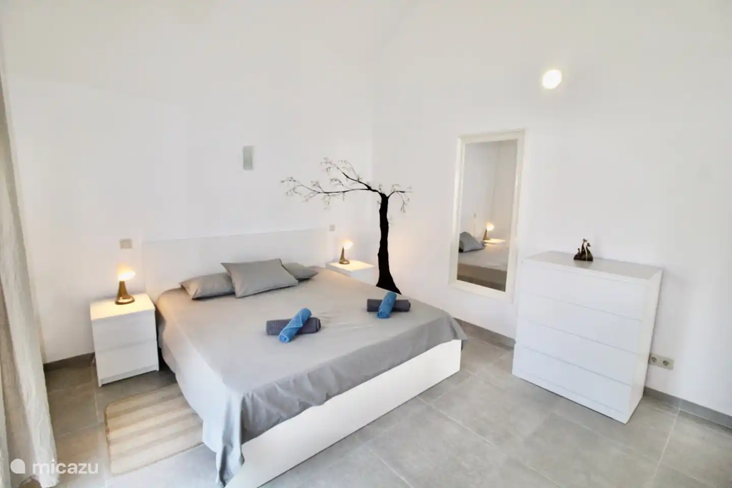 Dormitorio con una cama doble