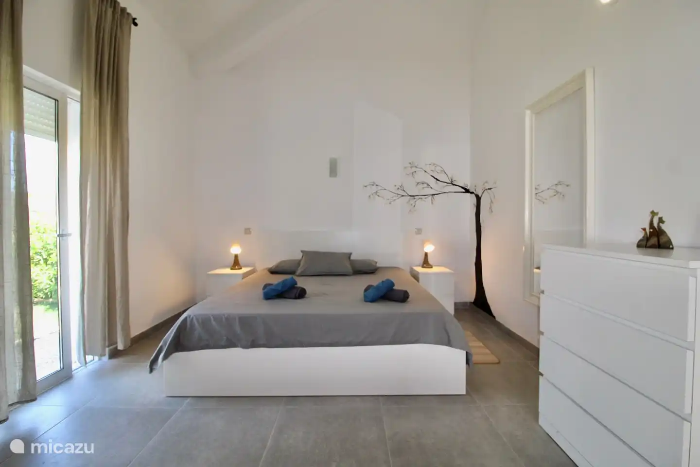 Dormitorio con cama doble y mucho espacio de guardarropas