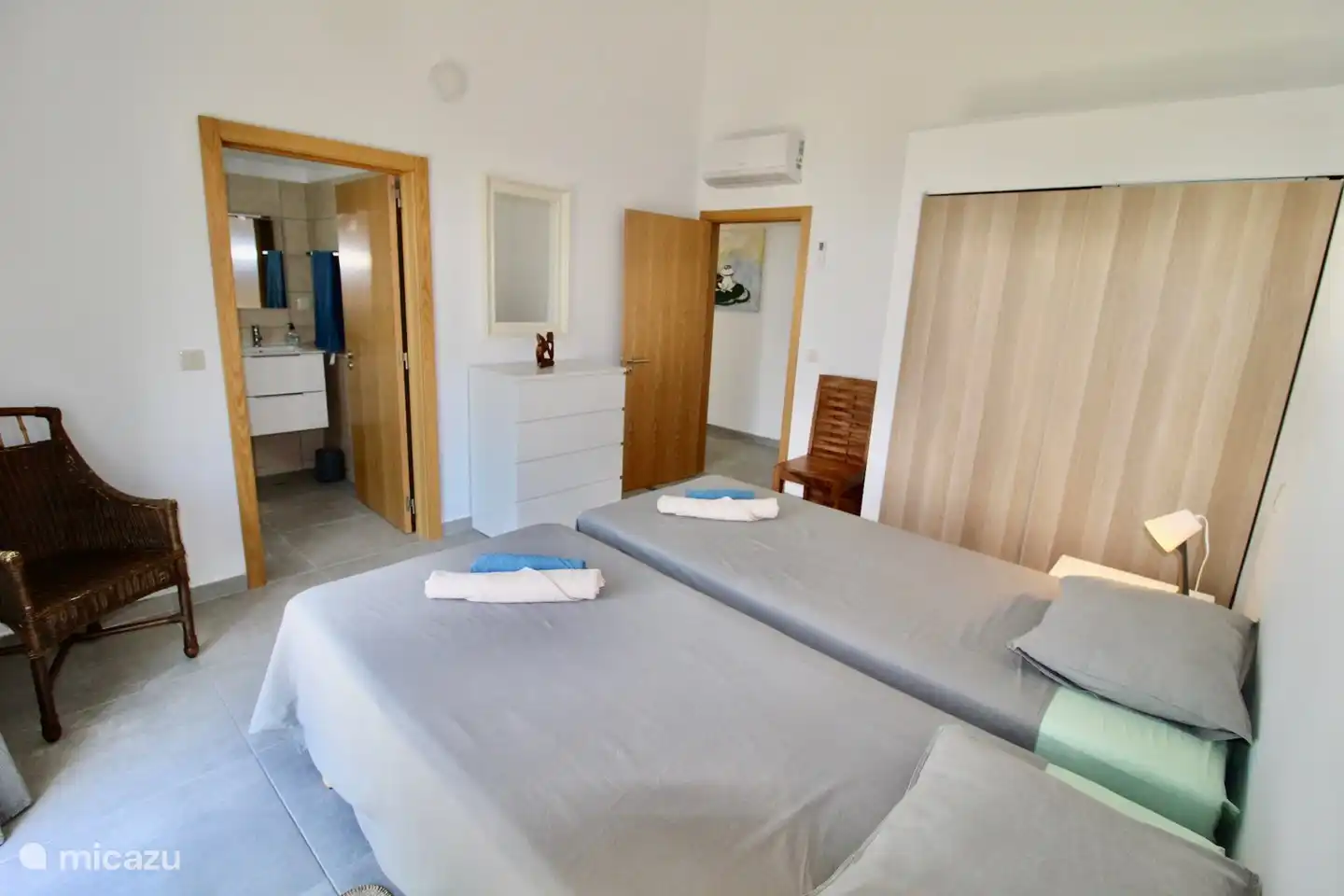 Dormitorio con baño en suite