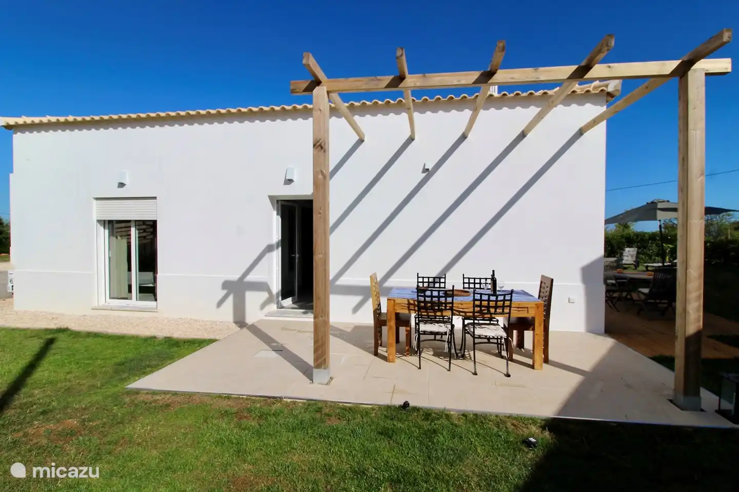 Amplia terraza con pérgola
