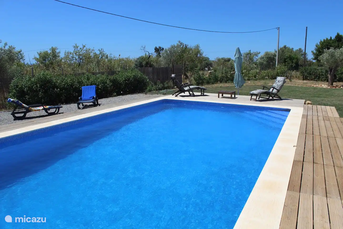 Piscina 5 x 10m, profundidad 1,20 a 1,80