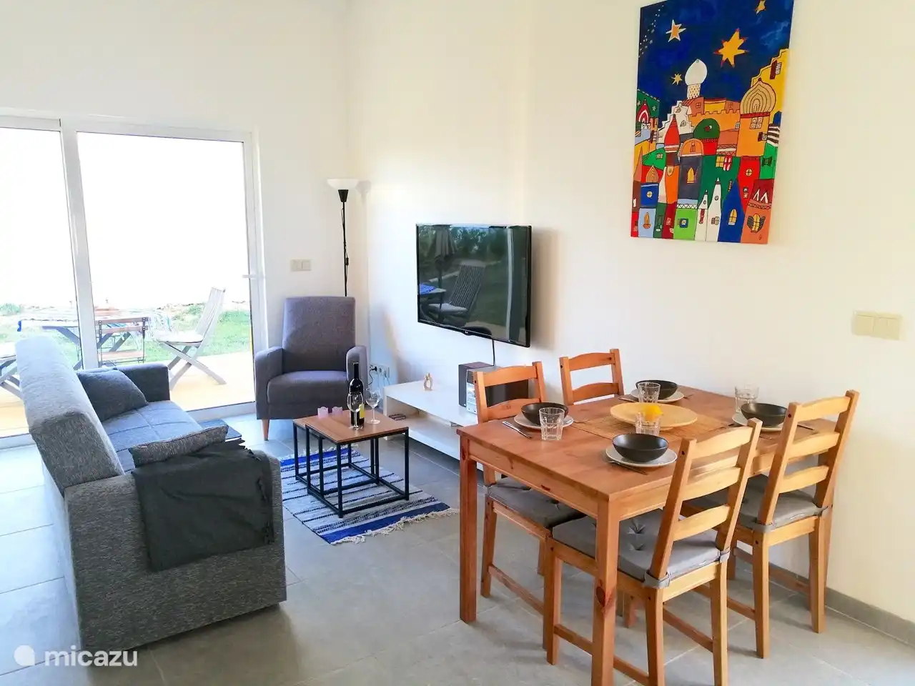 Salón con mucha luz, grandes puertas correderas a la terraza