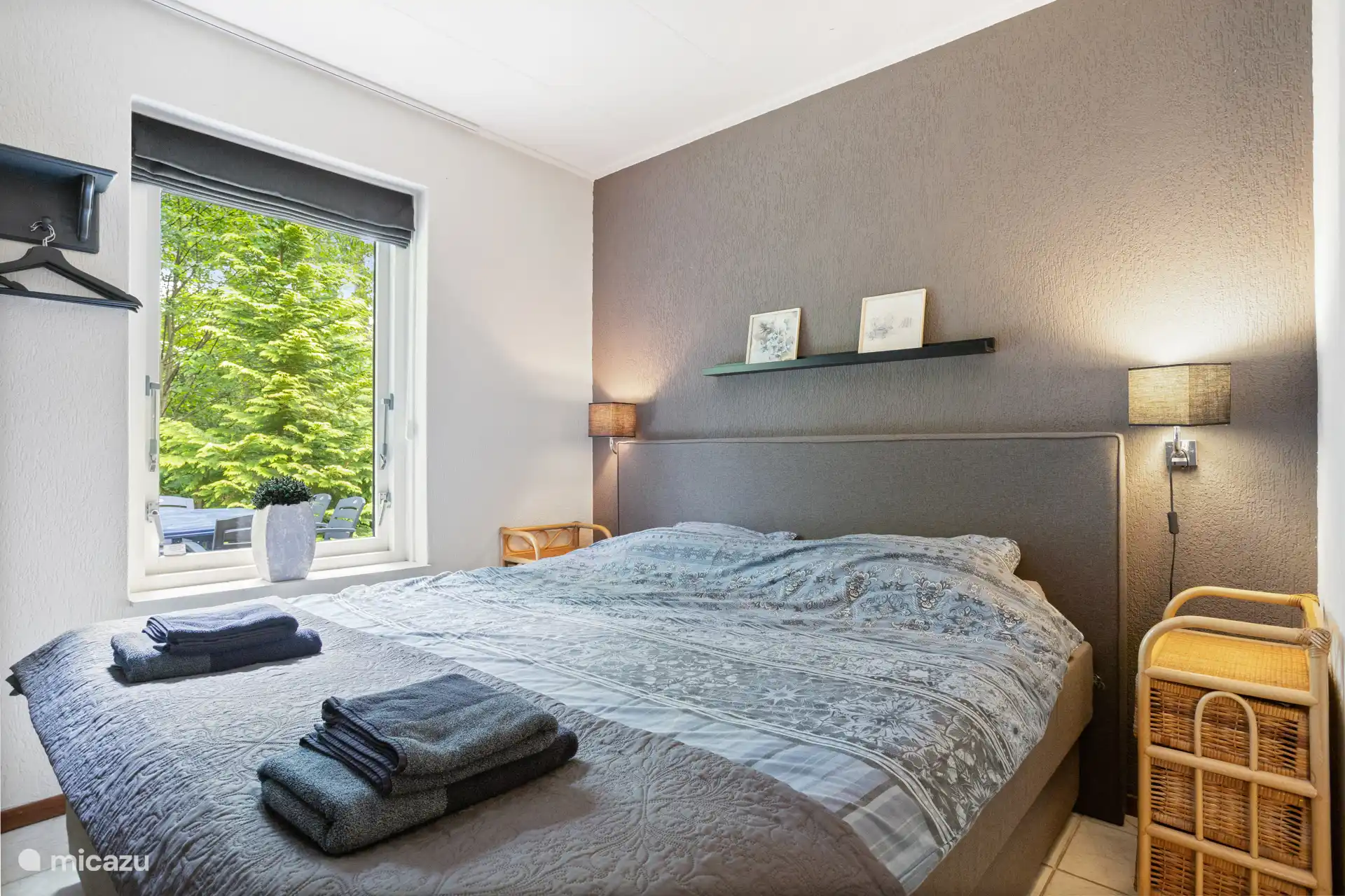 Das Schlafzimmer im Erdgeschoss verfügt über ein großes Boxspringbett.