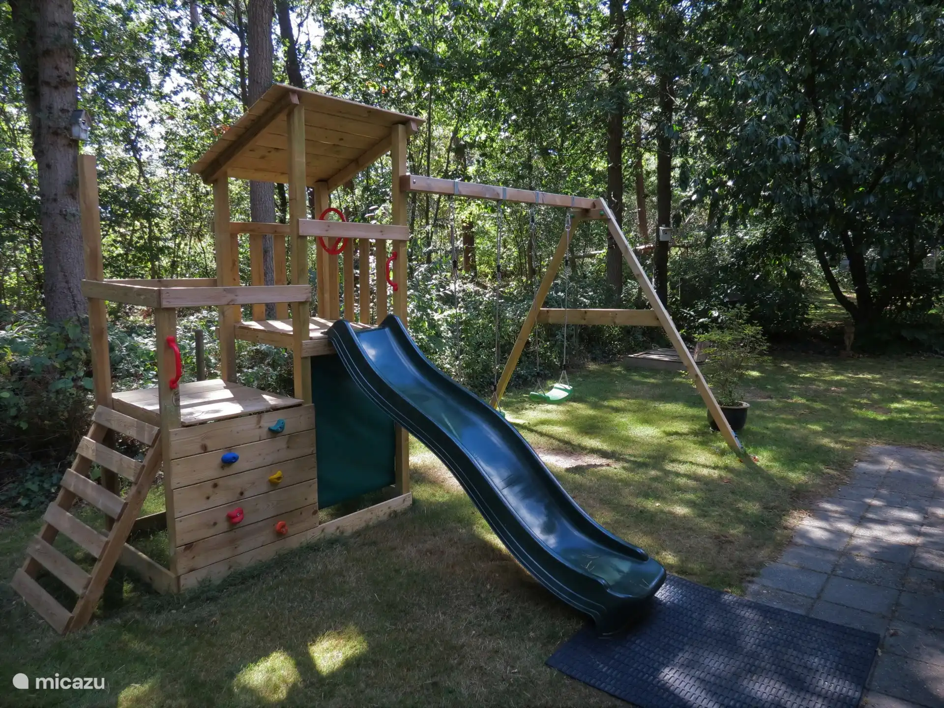 Auch an die Kleinen wurde gedacht, hier kann man schaukeln, klettern und sich verstecken. 