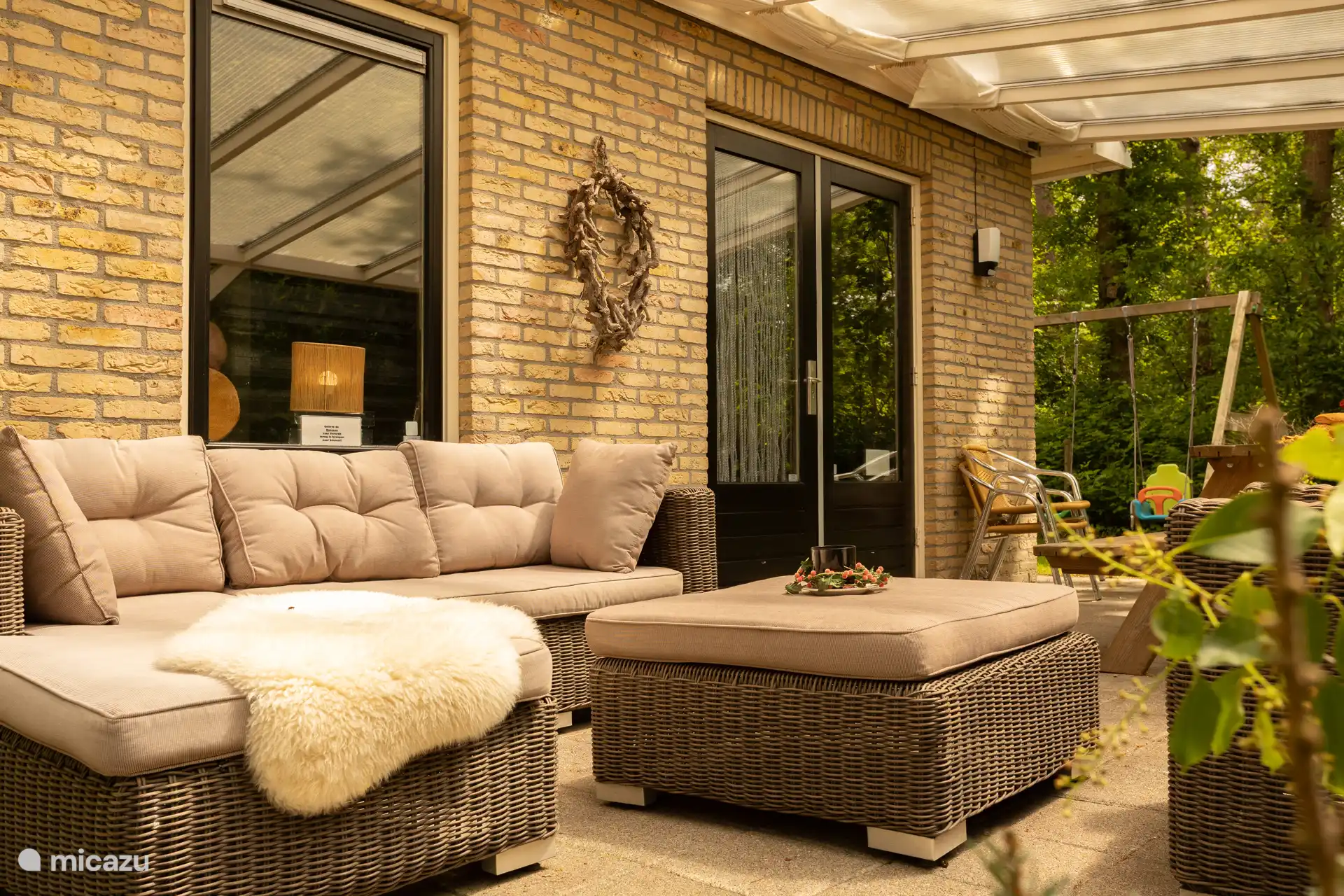 Unter dem Vordach können Sie auch bei schlechtem Wetter ein Lesebuch, ein Glas Wein oder das Geräusch des Seins im Freien genießen.