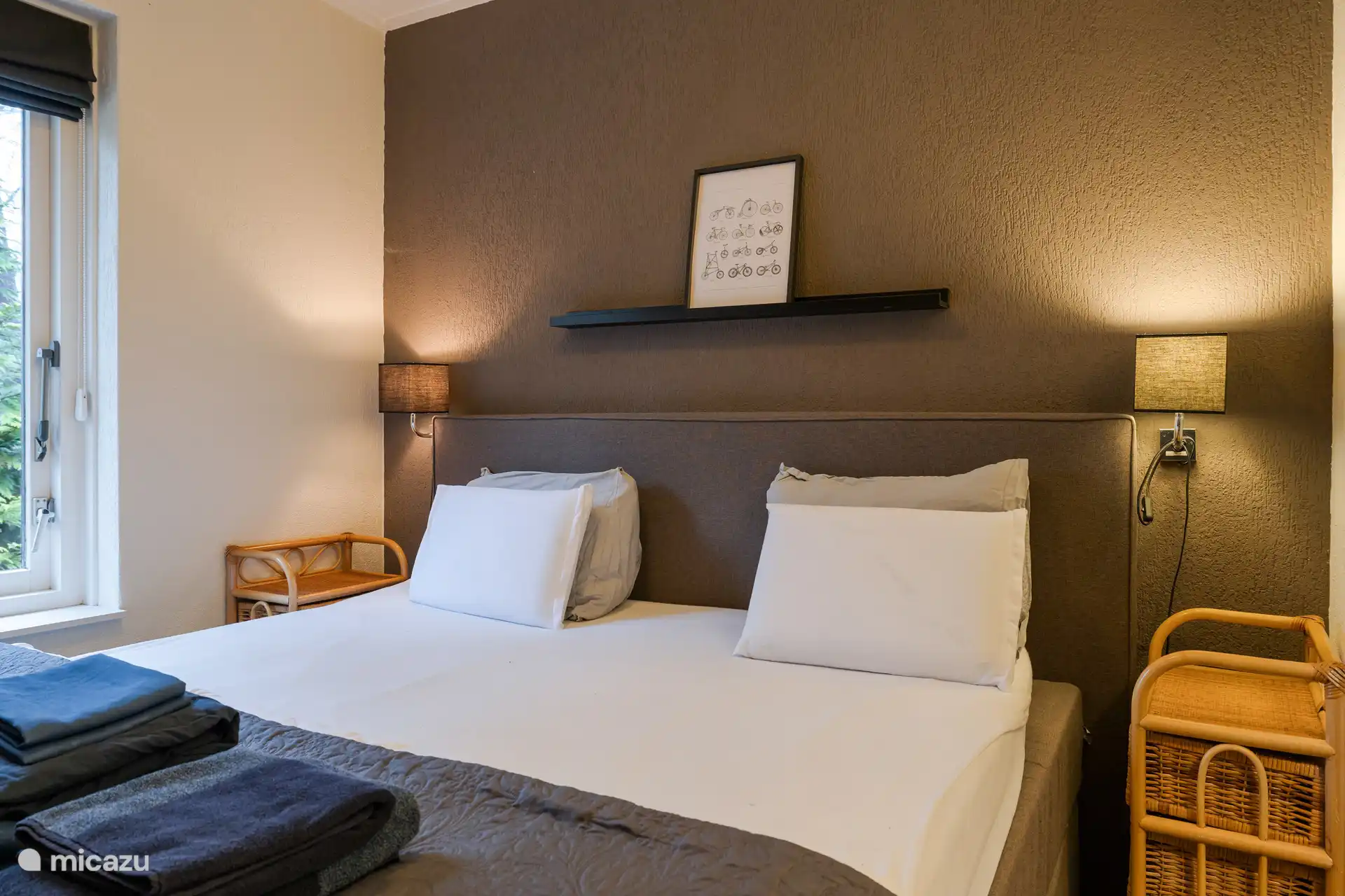 Desde la cama, una vista del jardín con la parcela del bosque detrás.