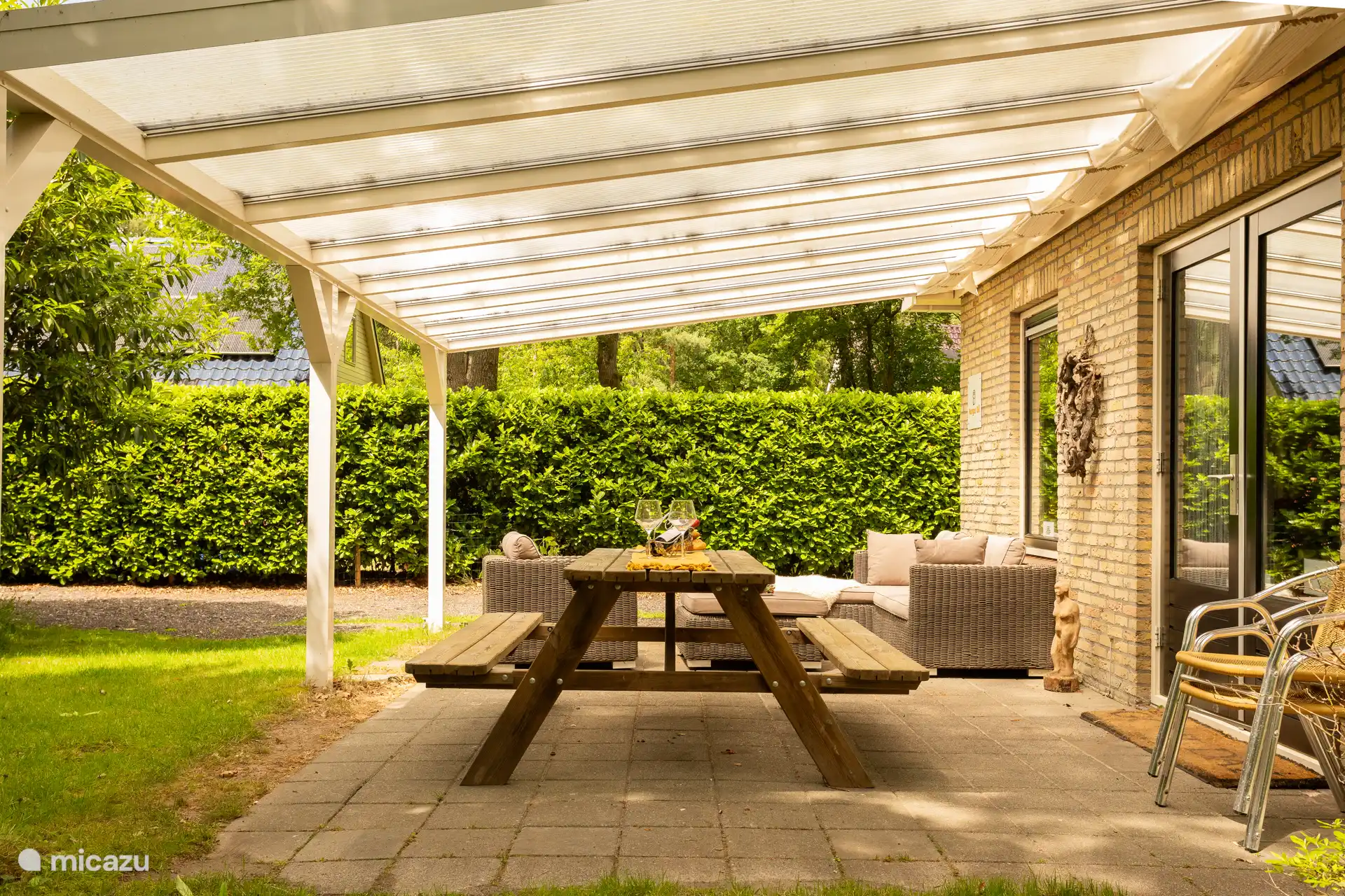 In der Lage zu sein, vom Haus aus nach draußen zu gehen und vielleicht Ihr Frühstück am Morgen oder Ihr Mittagessen unter dem Vordach später am Tag zu genießen.