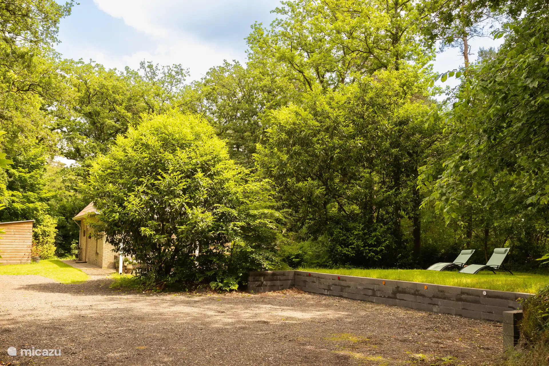 Auf dem Grundstück ist genügend Platz für 3 Autos.