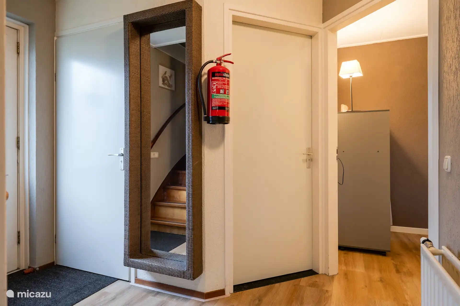 La entrada da acceso al baño, baño y dormitorio en la planta baja.