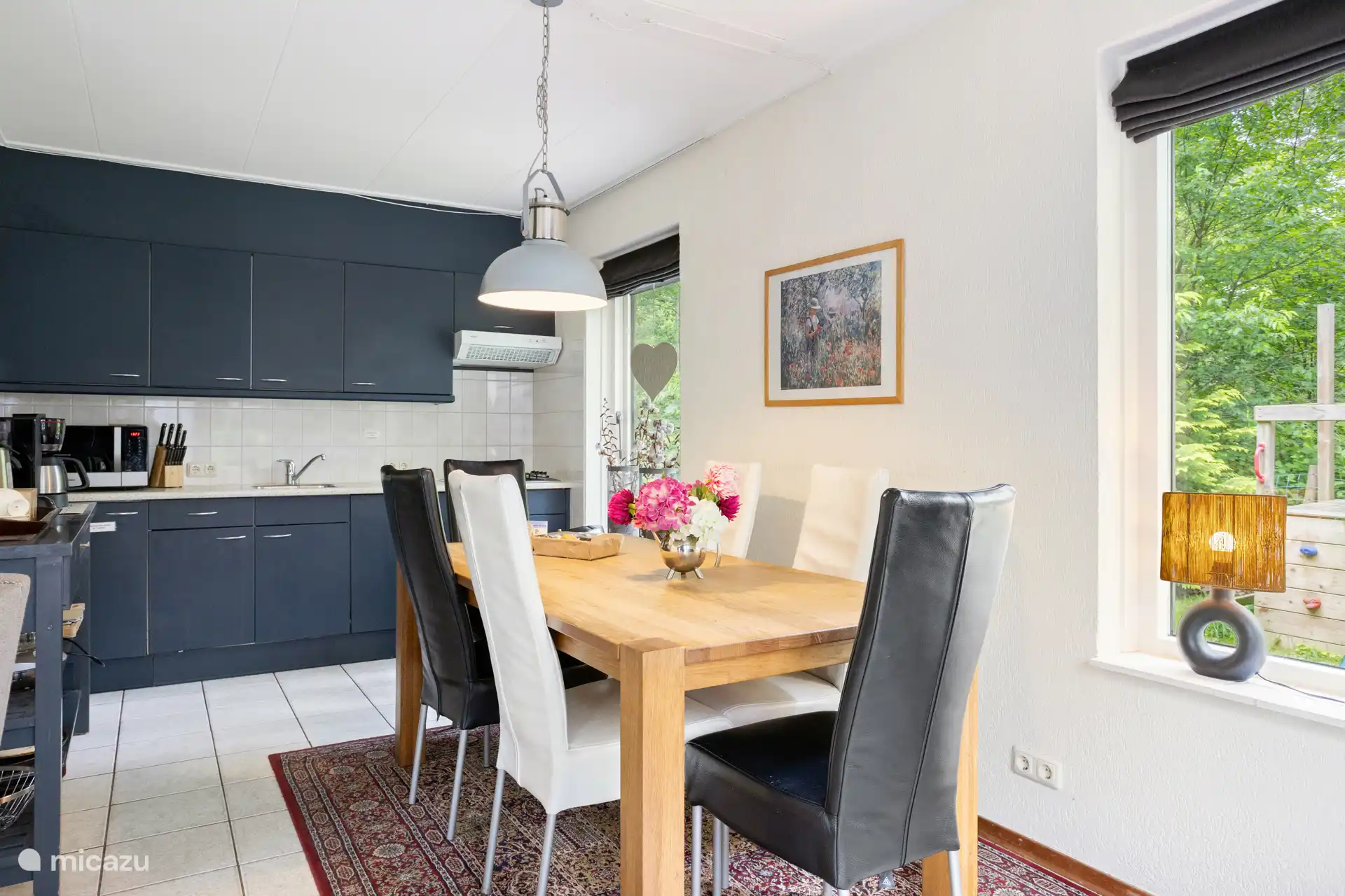 Der Esstisch hat 6 Stühle, für mehr Sitzgelegenheiten finden Sie an anderer Stelle im Haus weitere Esszimmerstühle. damit wir alle um den Tisch sitzen können.