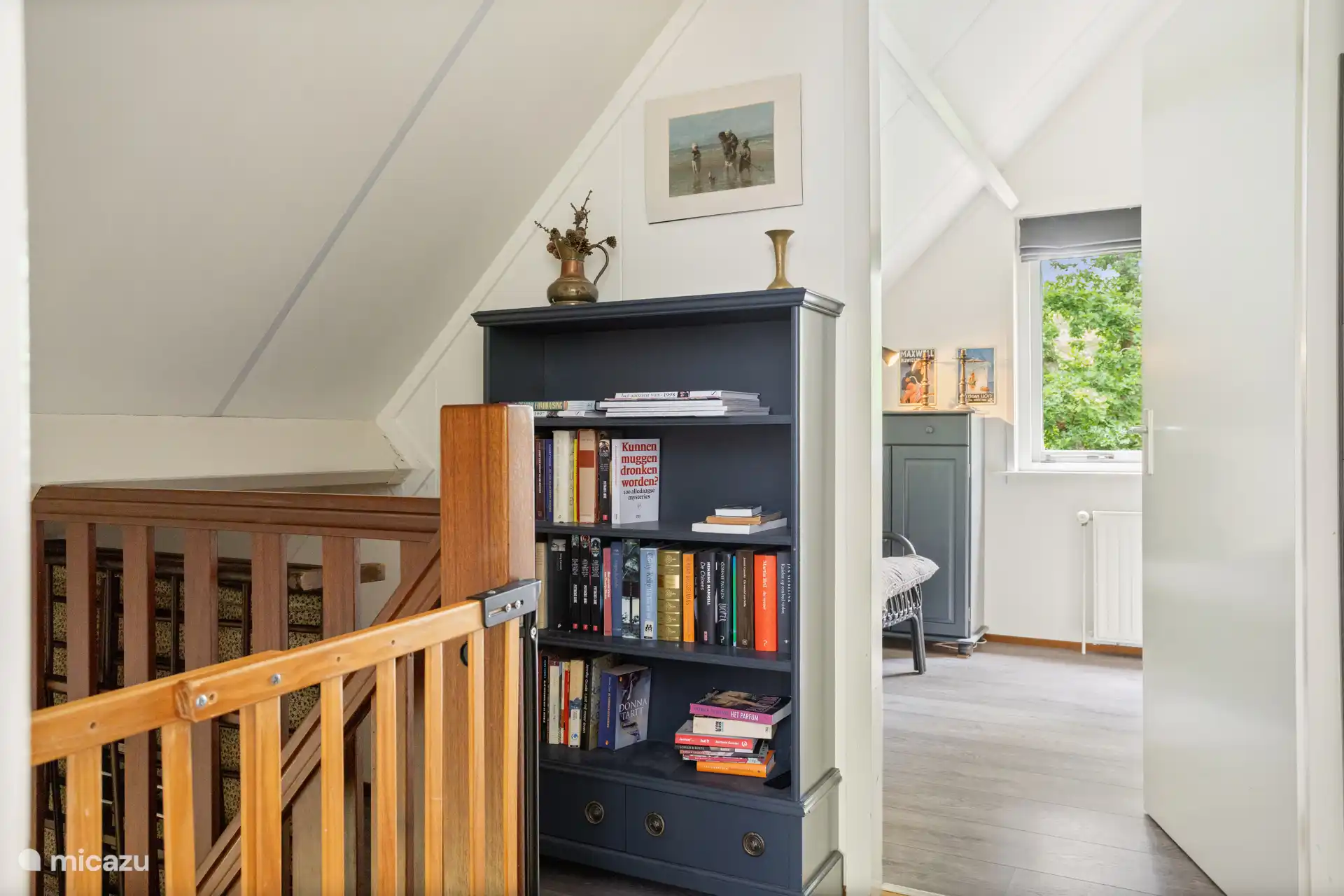 Auf dem Treppenabsatz befinden sich die Kissen für die Lounchbank und verschiedene Lesebücher. 