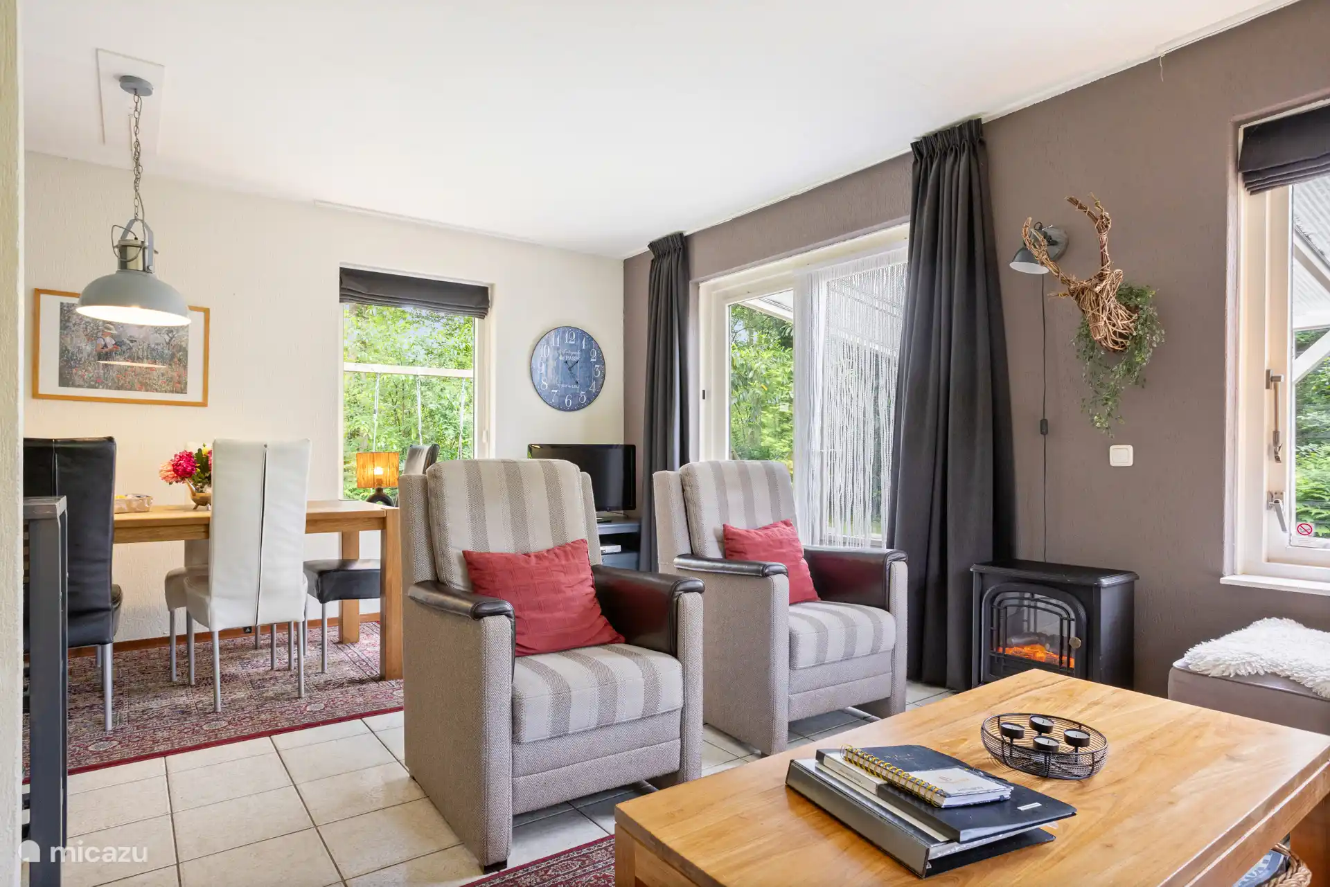 Neben einem großen Sofa gibt es einen Fußhocker und 2 Clubsessel, so dass jeder einen schönen Sitz hat