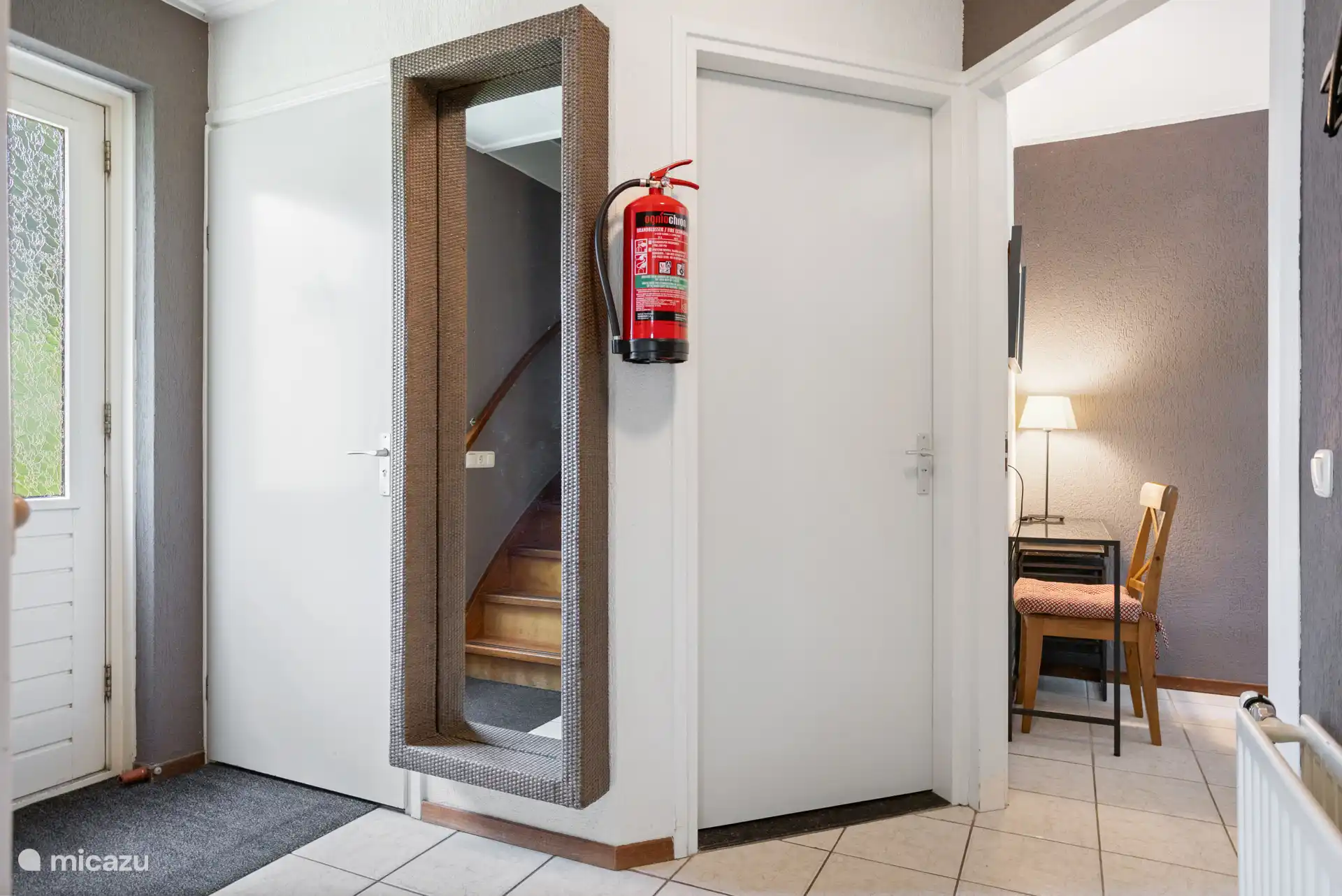 Im Flur befindet sich die Zugangstoilette, das Badezimmer, das Schlafzimmer im Erdgeschoss und das Wohnzimmer.
Sowie der Aufstieg zum Gipfel.