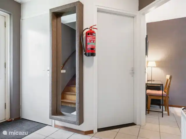 Hibou norvégien | Pays-Bas, Drenthe, Norg - maison de vacances Dans le hall se trouvent les toilettes d’accès, la salle de bain, la chambre du rez-de-chaussée et le salon.
Ainsi que l’ascension vers le sommet.