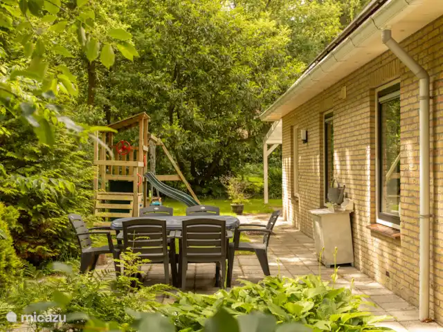 Hibou norvégien | Pays-Bas, Drenthe, Norg - maison de vacances À l’arrière de la maison se trouve une table supplémentaire avec des chaises pour se détendre.... pour jouer à un jeu.