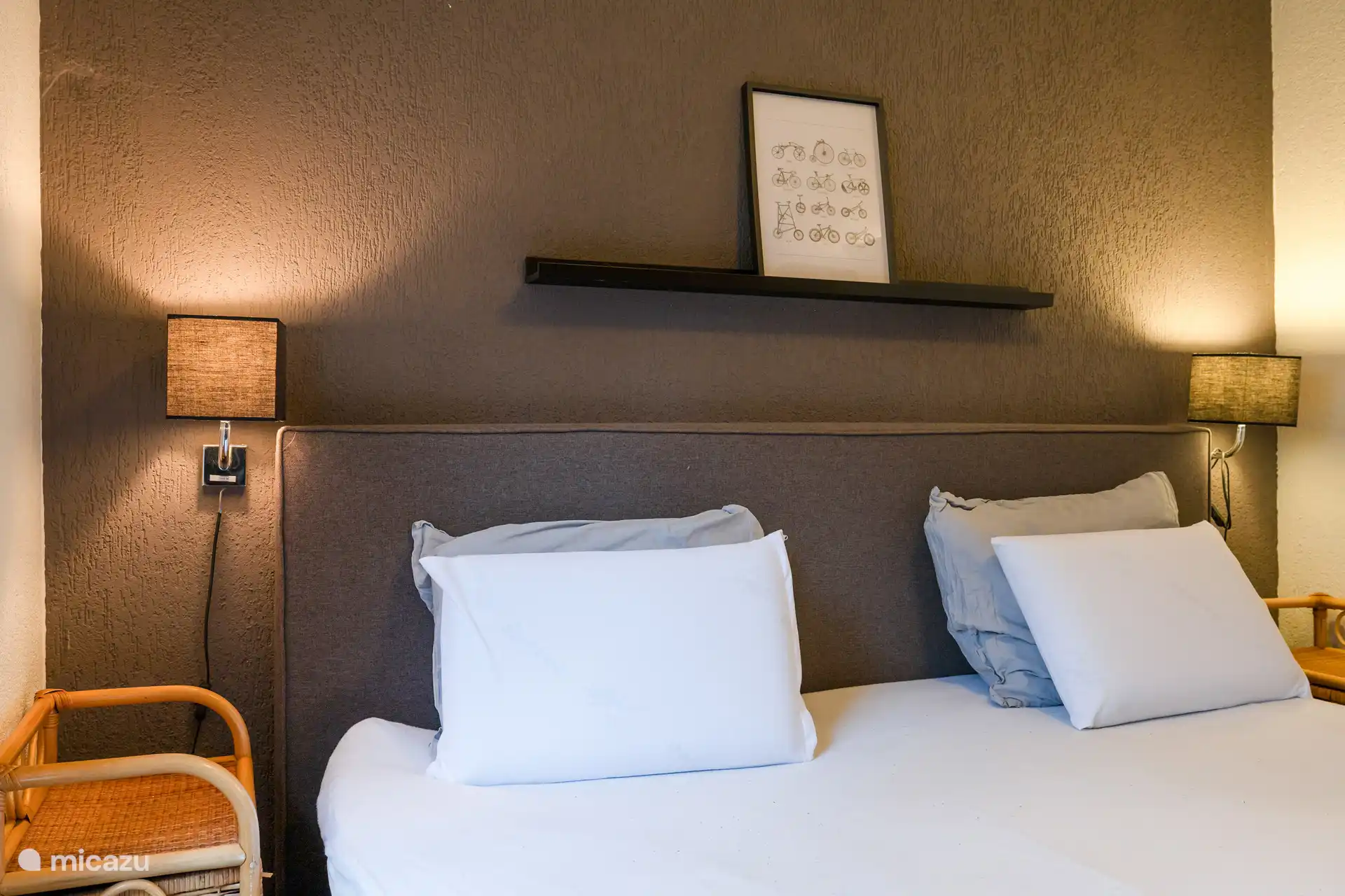 Puedes elegir entre una almohada normal o una almohada NASA, que se adapta a la presión de la cabeza.