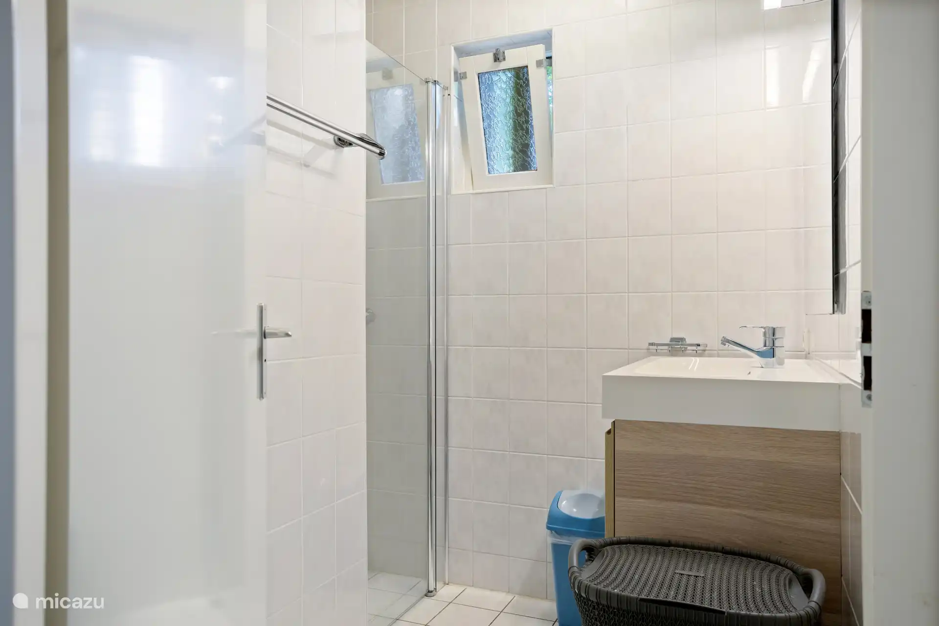 Das Badezimmer im Erdgeschoss verfügt über eine Dusche und ein großes Waschbecken.