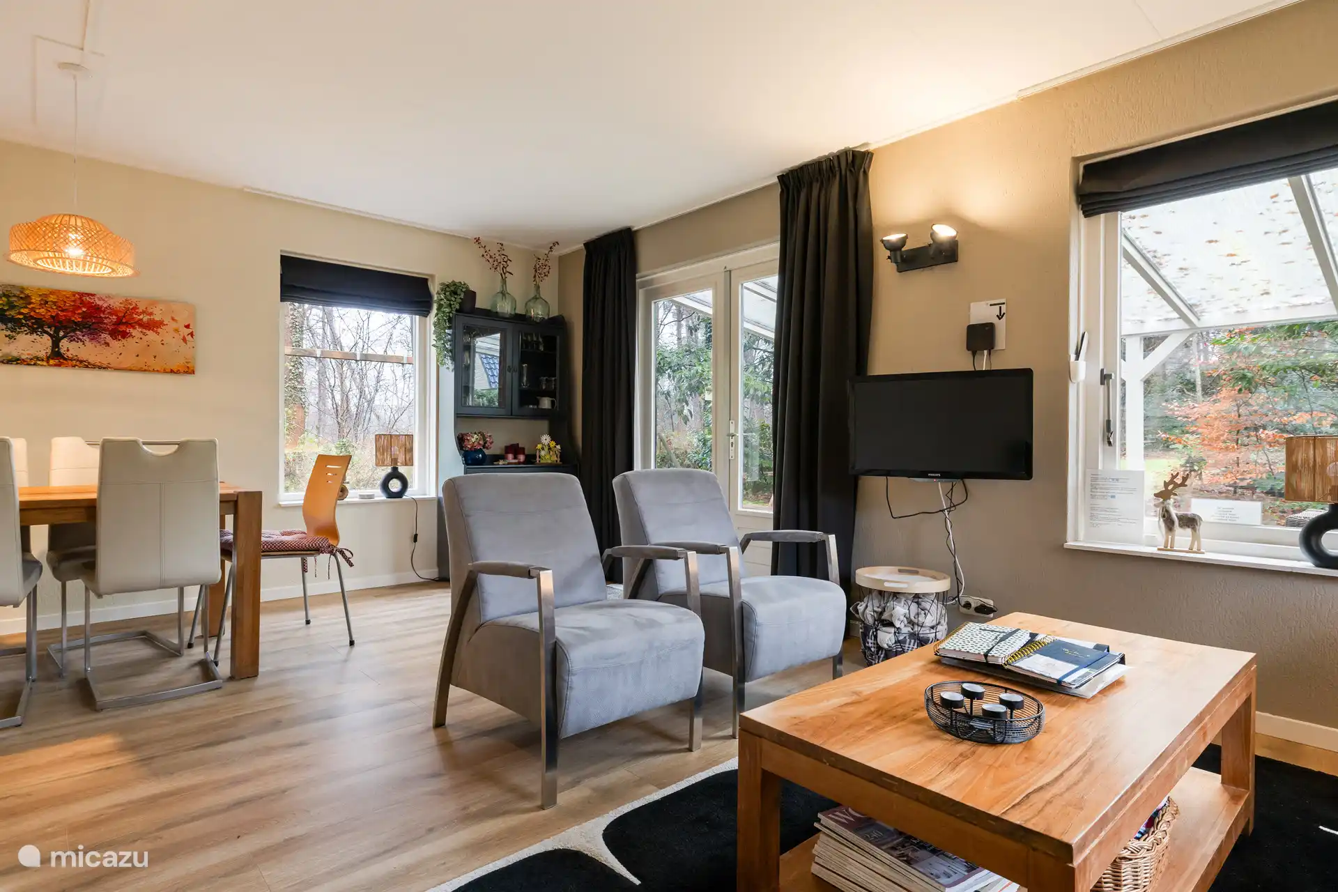 Desde el salón puedes caminar directamente a la terraza cubierta para disfrutar del aire libre.