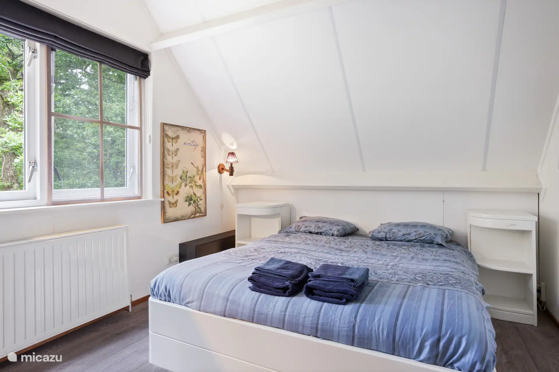 Im Heck ein Doppelbett mit Blick auf den hinteren Garten