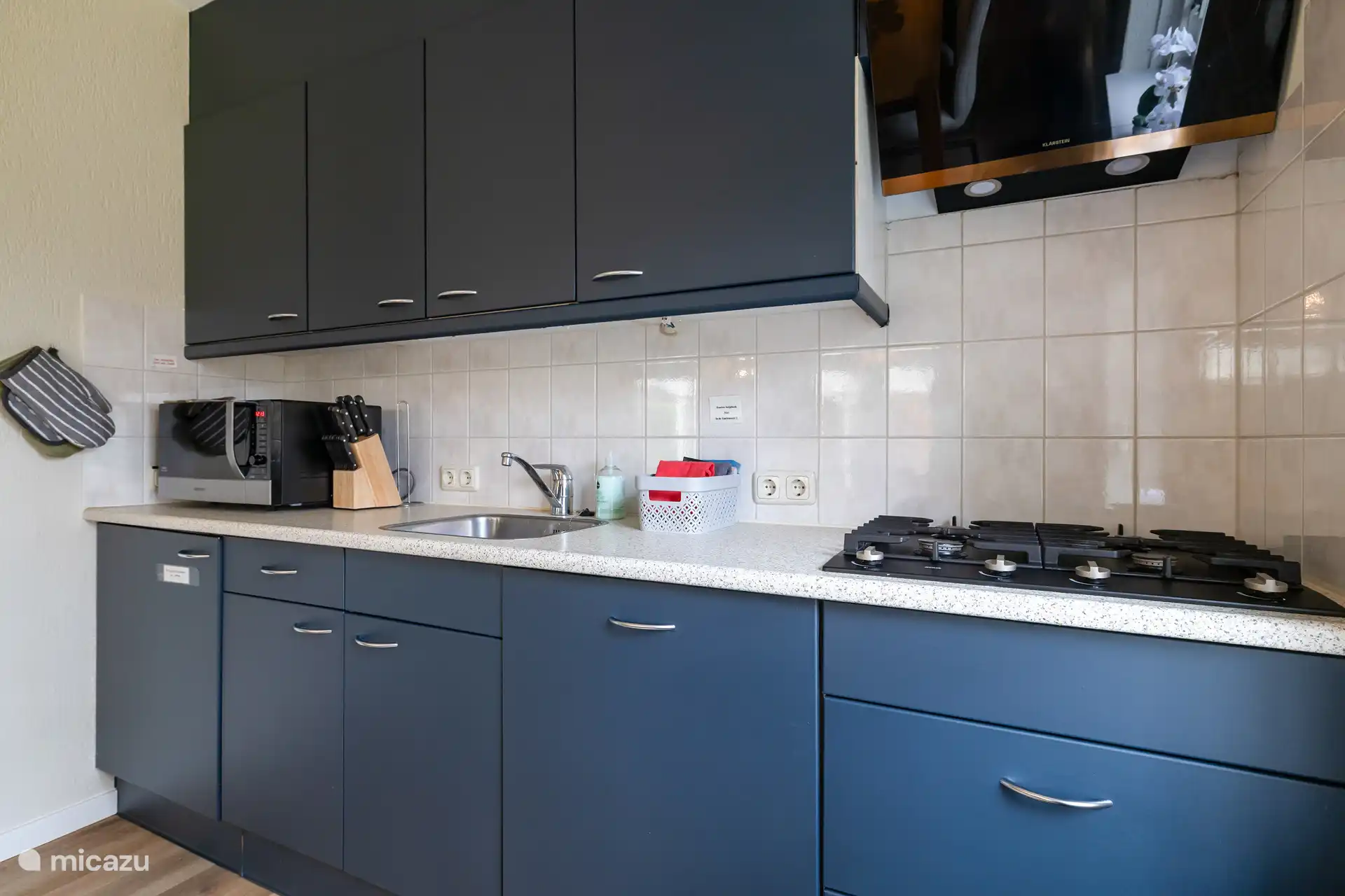 La cocina está equipada con todo tipo de herramientas para preparar una comida exitosa.