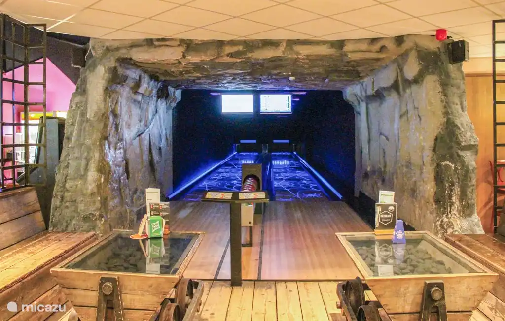 Een bowlingbaan binnen in de plaza af te huren bij de horeca.