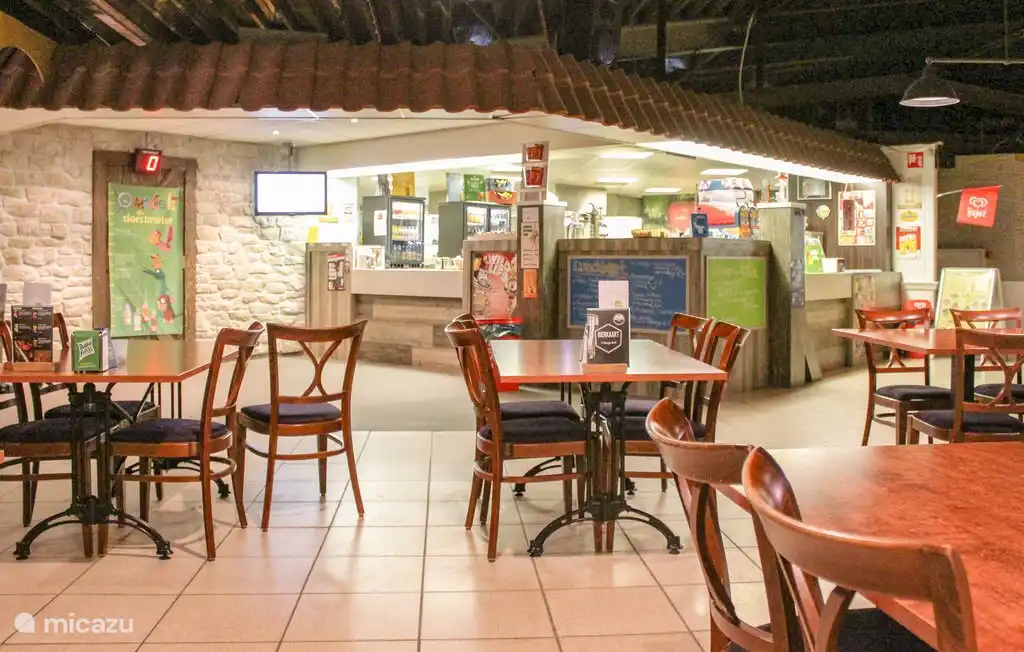 De cafetaria in de plaza