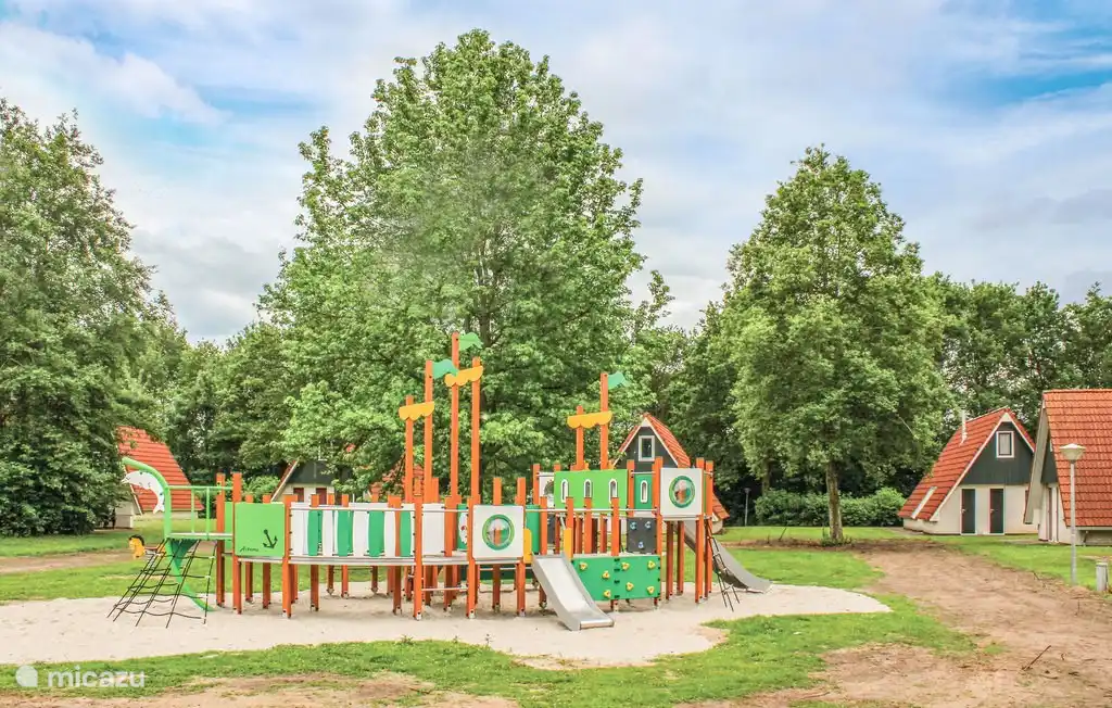 Een kleine speelplaats op het park