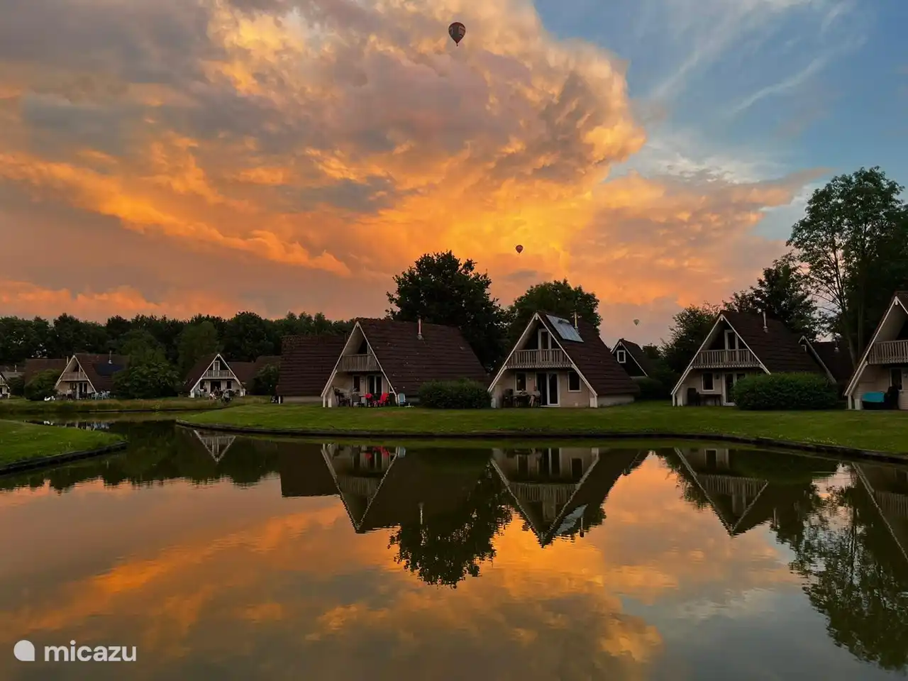 De huisjes met een mooie avond rood en luchtballonnen
