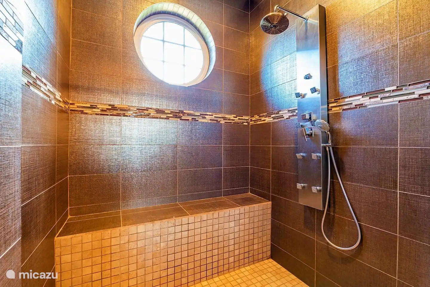 Master bathroom jet shower
