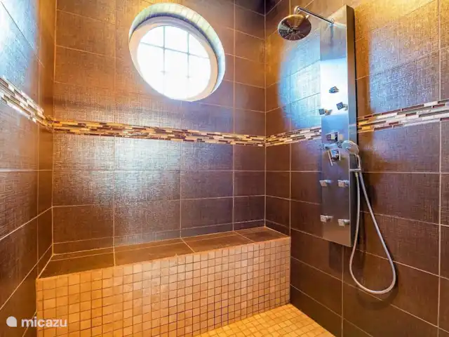 Villa Magic Time - Bord de mer | Curaçao, Banda Abou (ouest), Coral Estate, Rif St.Marie - villa Douche à jets dans la salle de bain principale