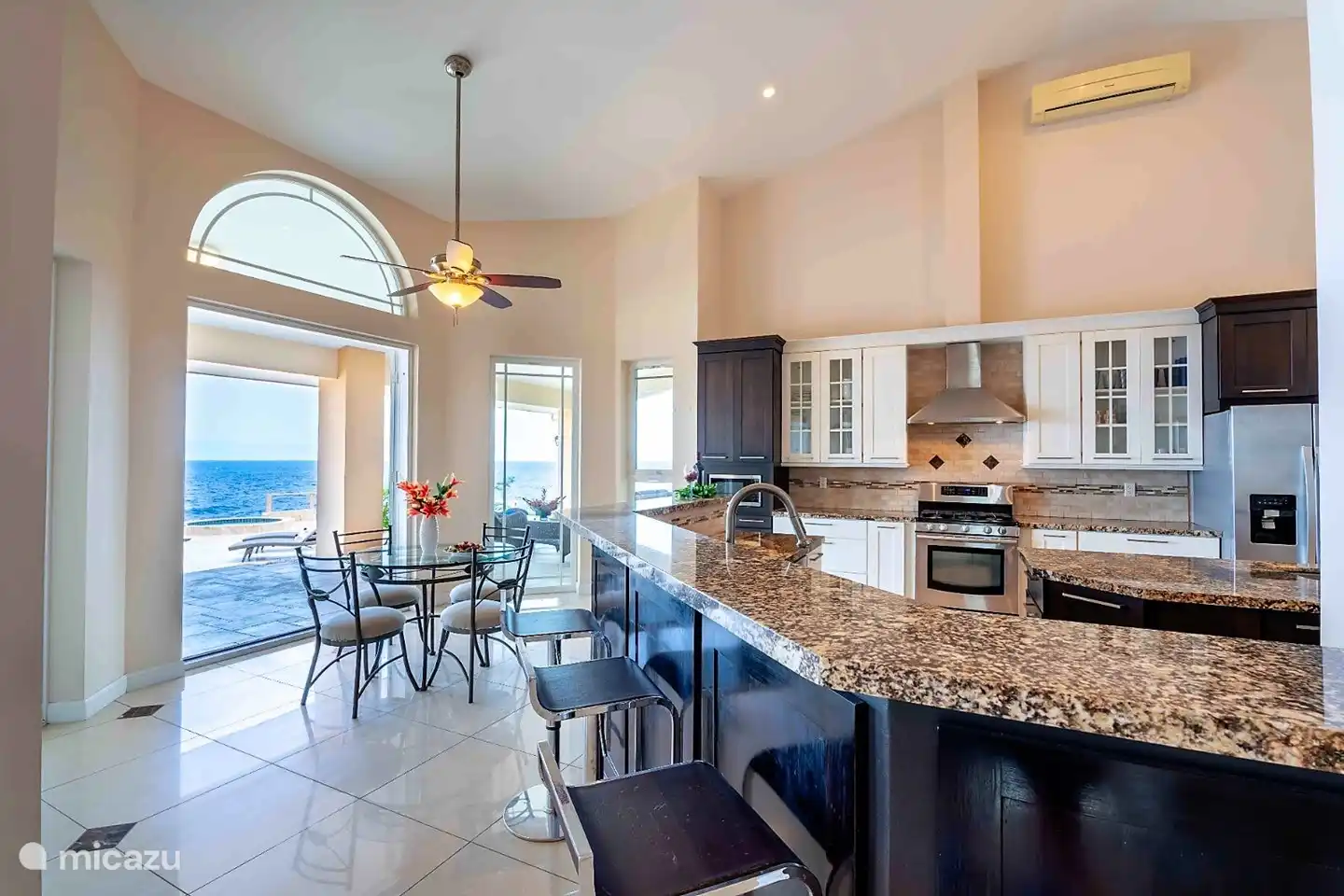 Kitchen bar and little breakfast table