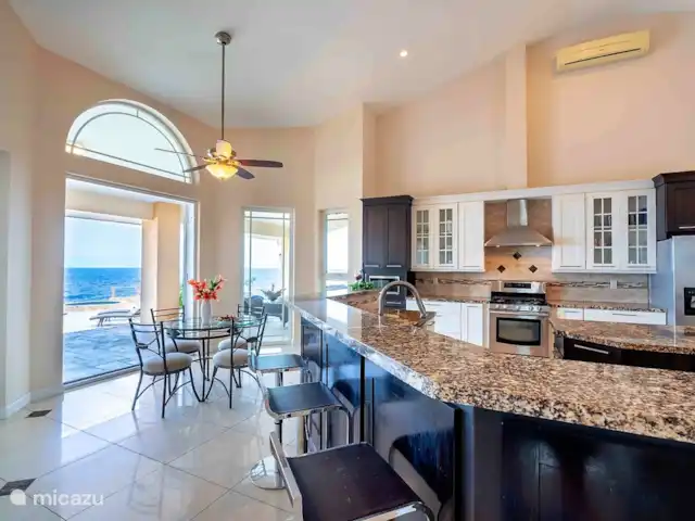 Villa Magic Time - Bord de mer | Curaçao, Banda Abou (ouest), Coral Estate, Rif St.Marie - villa Bar de cuisine et petite table de petit-déjeuner