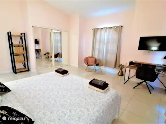 Villa Magic Time - Bord de mer | Curaçao, Banda Abou (ouest), Coral Estate, Rif St.Marie - villa La chambre rose avec grand placard miroir et lit king size