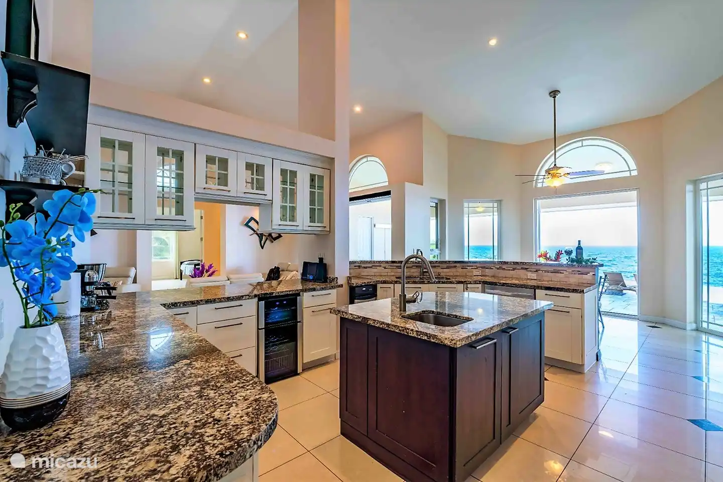 Kitchen with sea view
