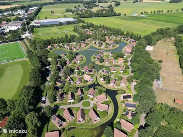 Vijverzicht 221 met Whirlpool huren in Nederland, Overijssel, Gramsbergen - vakantiehuis Een luchtfoto van alle huisjes aan de vijver.