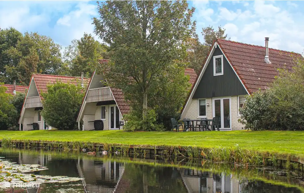 Das Ferienhaus liegt direkt am Wasser
