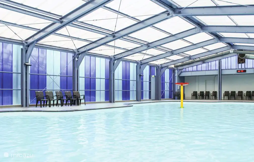 Das große Hallenbad.