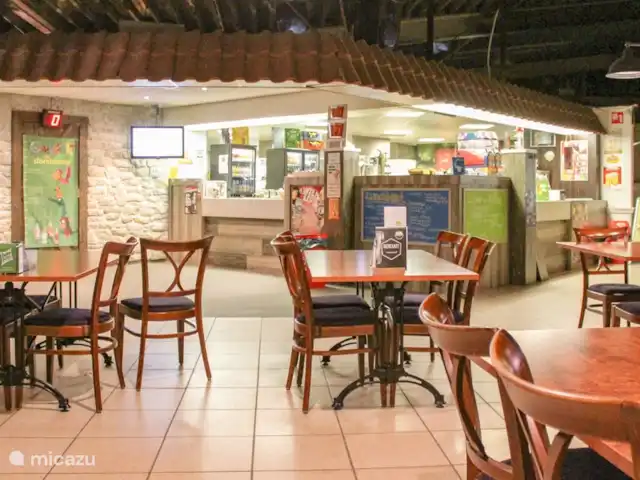 Vijverzicht 221 met Whirlpool huren in Nederland, Overijssel, Gramsbergen - vakantiehuis De cafetaria in de plaza.