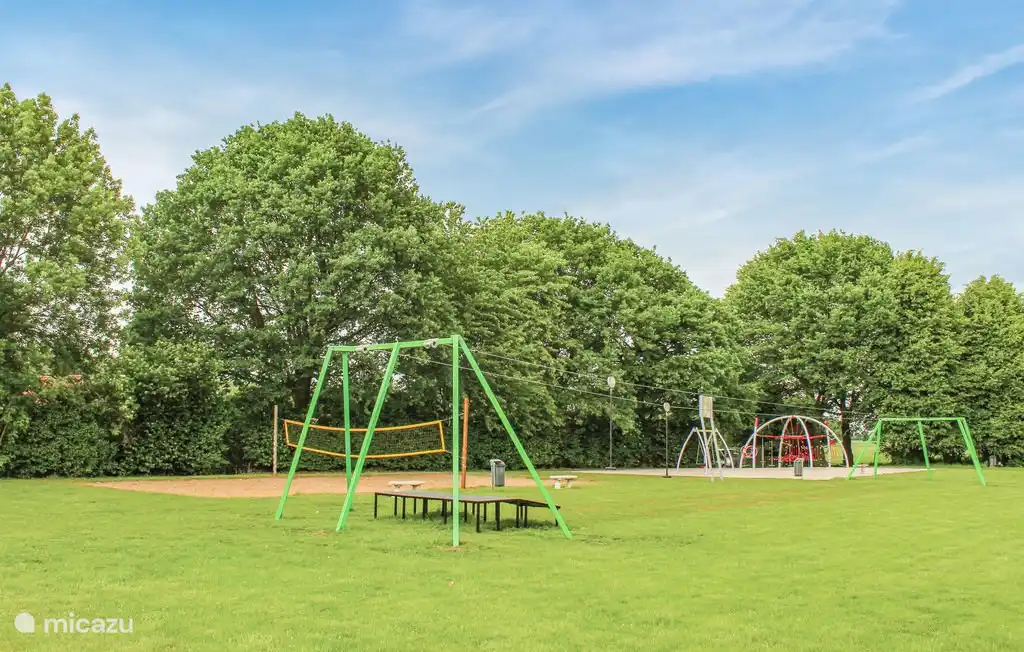 Der große Spielplatz im Streichelzoo.