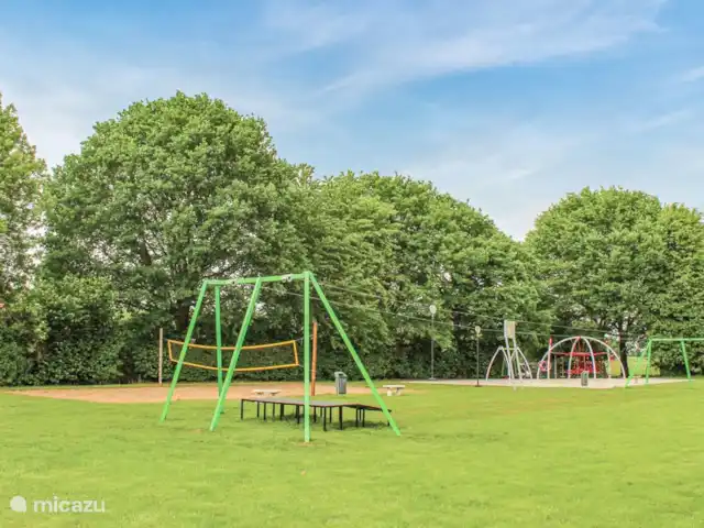 Vijverzicht 221 met Whirlpool huren in Nederland, Overijssel, Gramsbergen - vakantiehuis De grote speeltuin bij de kinderboerderij.