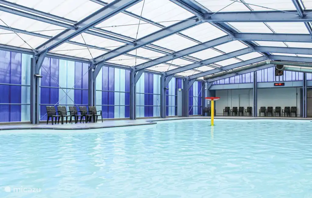 Das große Hallenbad.