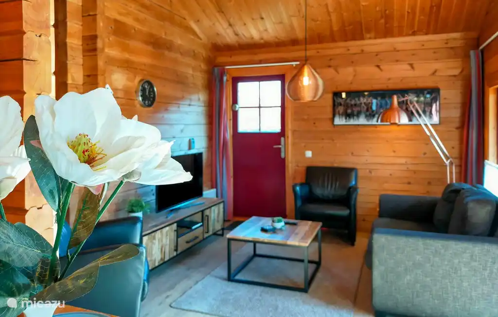 Die Sitzecke mit Smart-TV im Chalet.