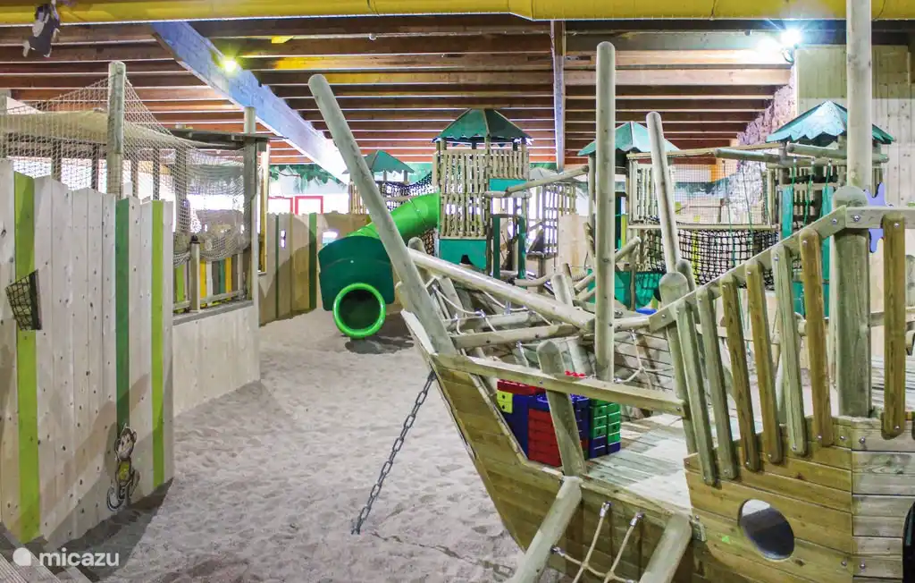 Mad Monkey Jungle, der Indoor-Spielplatz, auf dem Kinder bis 12 Jahre spielen können.