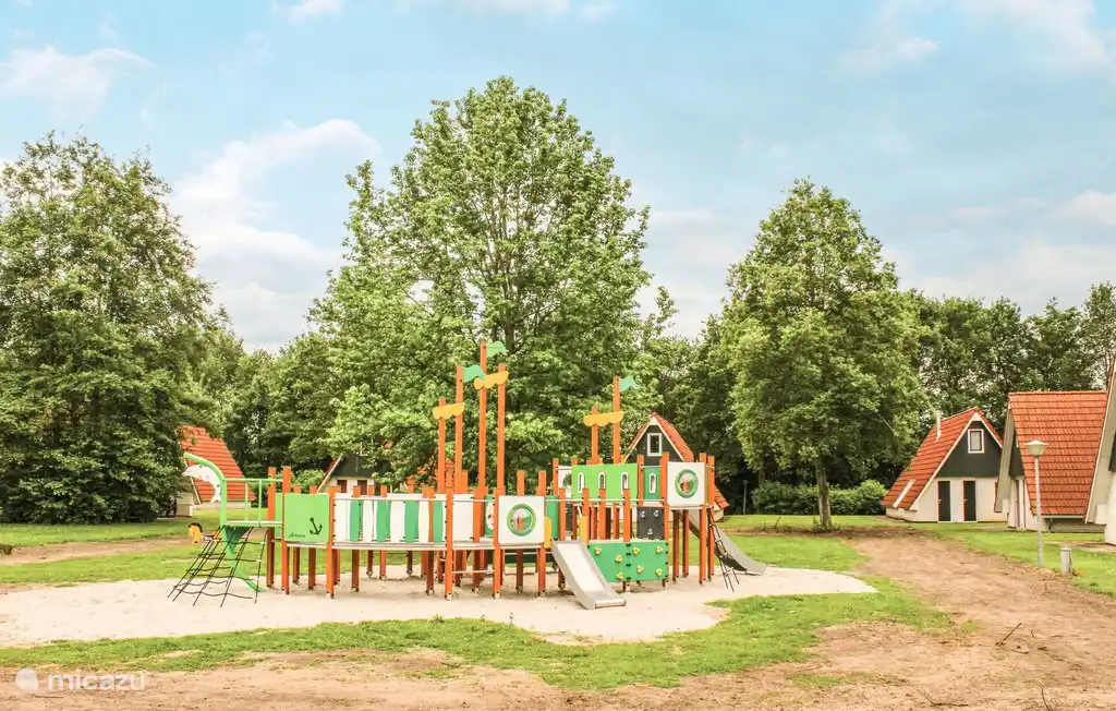 Ein kleiner Spielplatz irgendwo im Park.