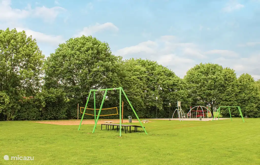 Der große Spielplatz im Streichelzoo.