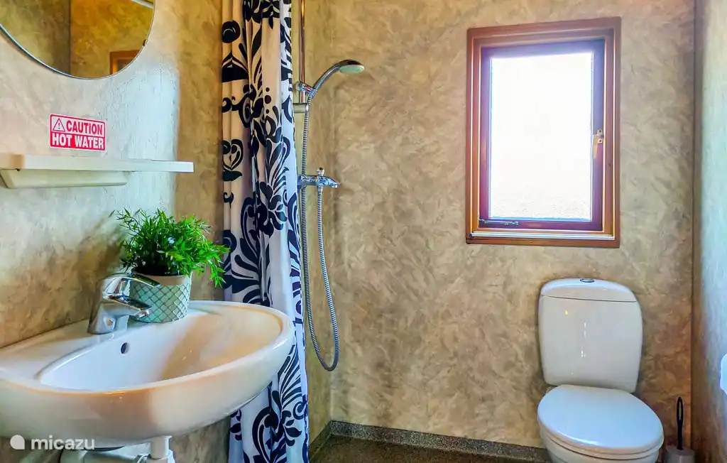 Das Badezimmer mit Dusche und Toilette.