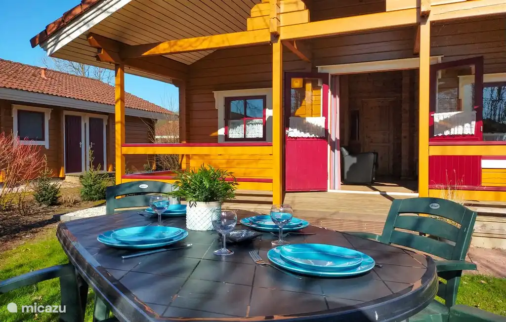 Draußen können Sie den Garten genießen, Sie sind schön geschützt, dass nicht jeder direkt auf Ihren Teller schaut.