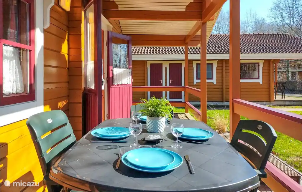 Der Esstisch auf der Veranda.